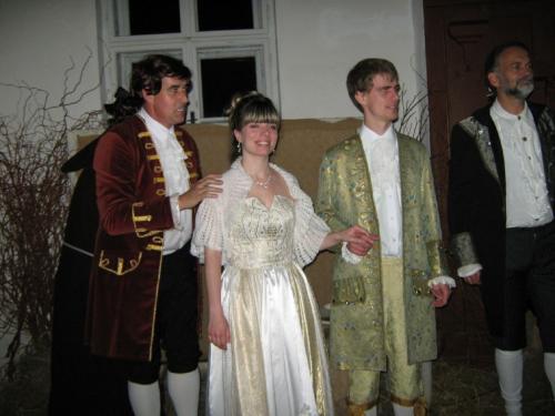 Doktor,novomanželé Olívie s&nbsp;Richardem a&nbsp;strýček Archibald